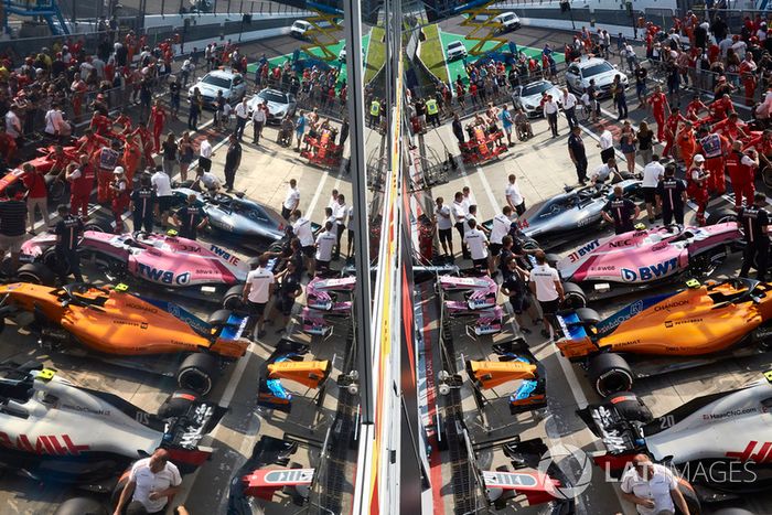La atmósfera del Pit Lane, con el Lewis Hamilton Mercedes AMG F1 W09, Esteban Ocon Racing Point Force India VJM11, Lando Norris, McLaren MCL33 y Kevin Magnussen Haas F1 Team VF-18