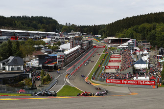 Lewis Hamilton, Mercedes AMG F1 W09, precede Sebastian Vettel, Ferrari SF71H, Esteban Ocon, Racing Point Force India VJM11, Sergio Perez, Racing Point Force India VJM11, e il resto del gruppo alla partenza