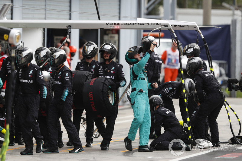 Para mekanik Mercedes AMG F1 bersiap di kotak pit