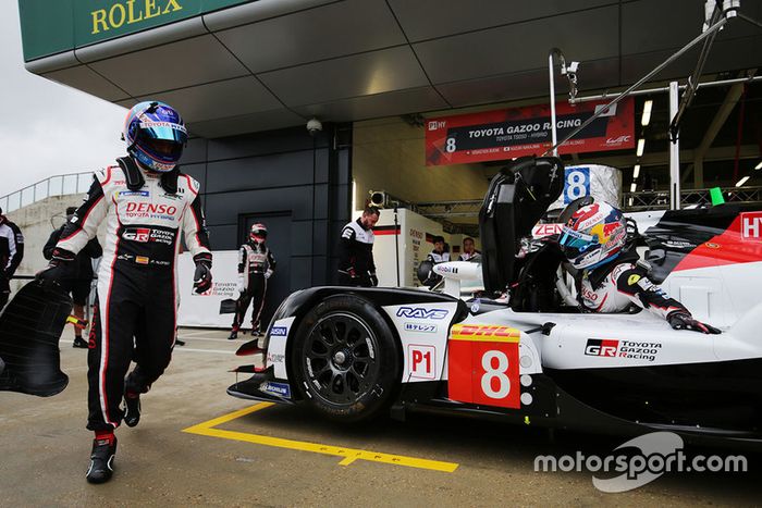 #8 Toyota Gazoo Racing Toyota TS050: Sébastien Buemi, Fernando Alonso, in the pits