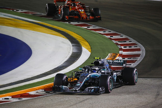 Valtteri Bottas, Mercedes AMG F1 W09 EQ Power+ ve Kimi Raikkonen, Ferrari SF71H