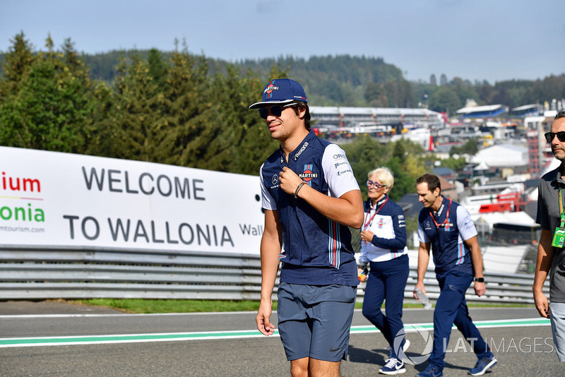 Lance Stroll, Williams Racing, cammina lungo il circuito