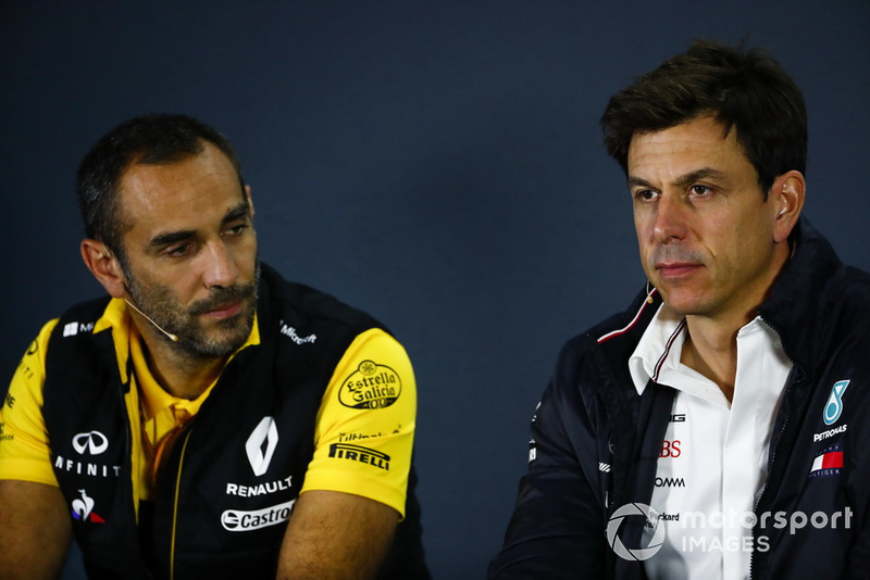 Cyril Abiteboul, Renault Sport F1 Team, y Toto Wolff, Mercedes AMG F1