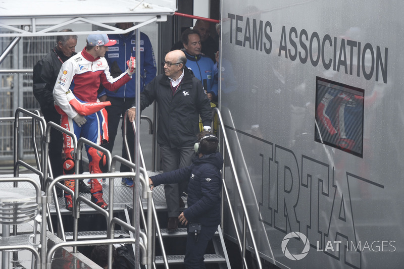 Кармело Еспелета, генеральний директор Dorna Sports, Джек Міллер, Pramac Racing, після засідання Комісії з безпеки