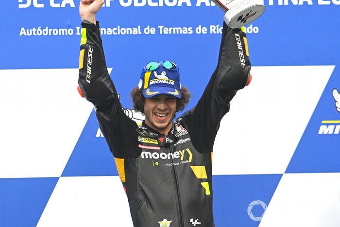 Podio: ganador Marco Bezzecchi, VR46 Racing Team