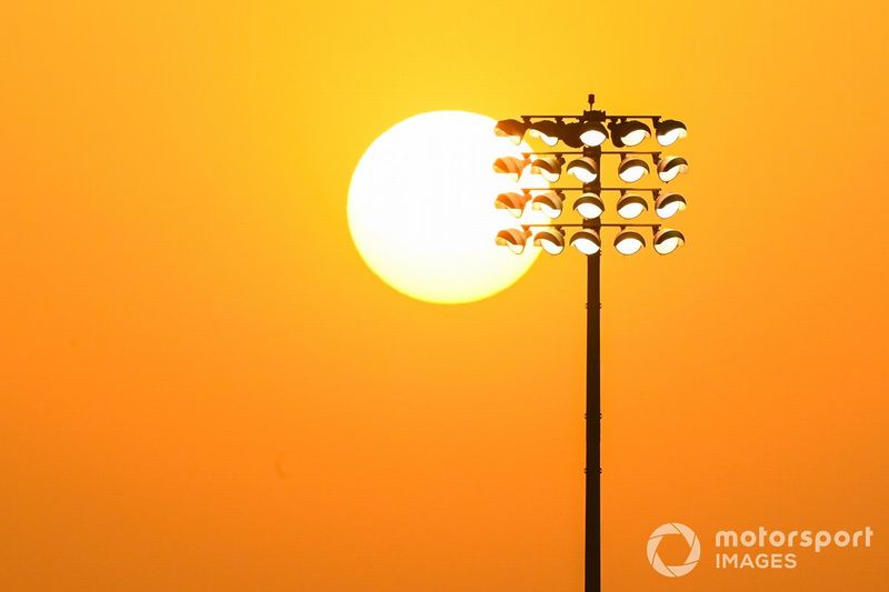 El sol se pone detrás de las luces