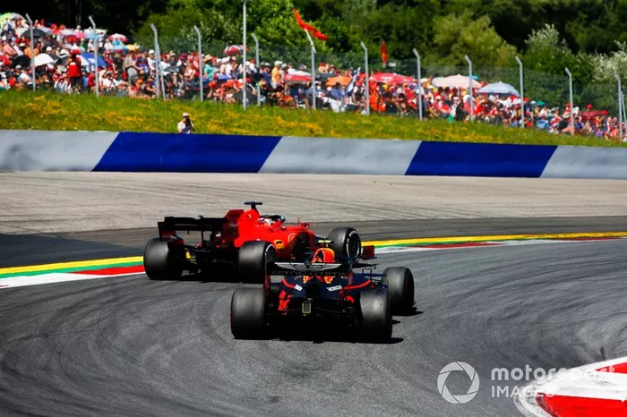 La reacción inicial de Verstappen y Leclerc tras su toque