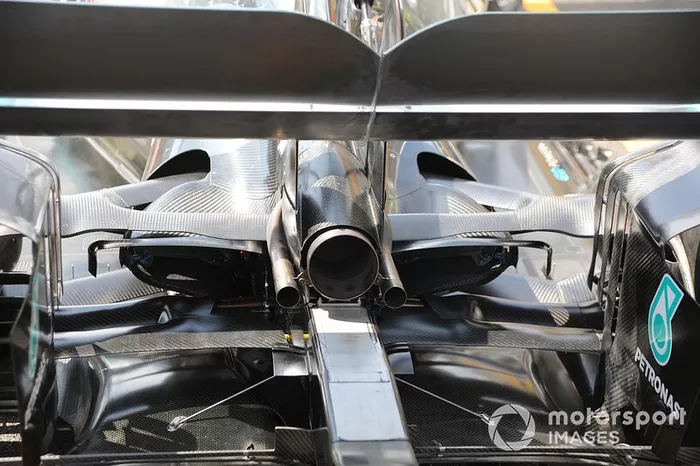 Mercedes W10: Auspuff