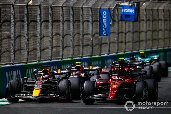 Charles Leclerc, Ferrari F1-75, lucha con Max Verstappen, Red Bull Racing RB18, en la reanudación