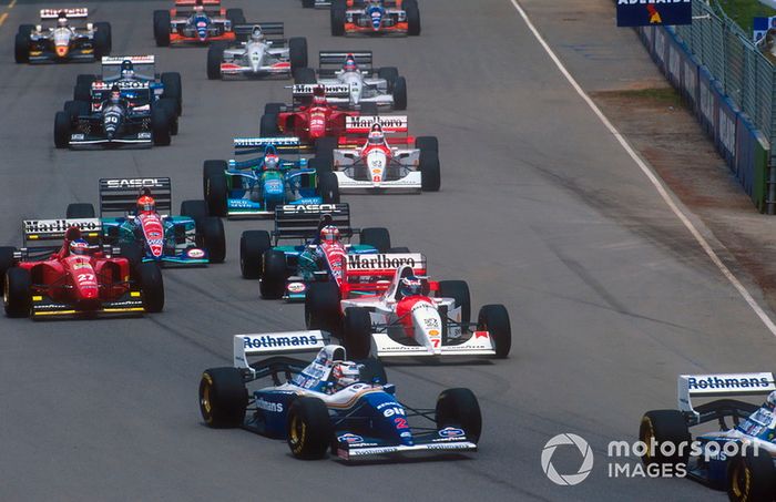 Achter hen zien we Mika Hakkinen (McLaren #7), Jean Alesi (Ferrari #27) en de twee Saubers. De tweede Benetton is die van Johnny Herbert, die Jos Verstappen had vervangen