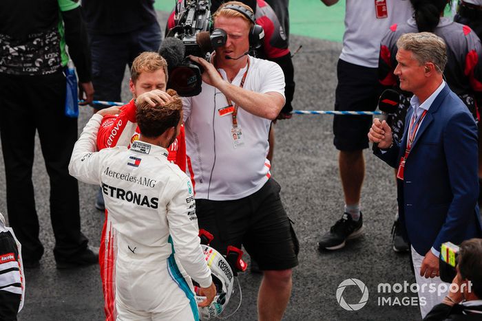 El rival del título Sebastian Vettel, Ferrari, ofrece sus felicitaciones al ganador del campeonato de pilotos Lewis Hamilton, Mercedes AMG F1