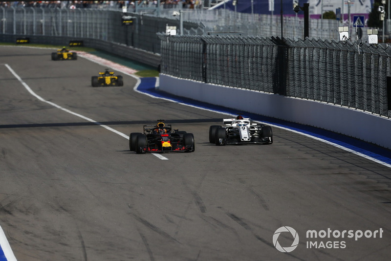 Daniel Ricciardo, Red Bull Racing RB14 and Marcus Ericsson, Sauber C37