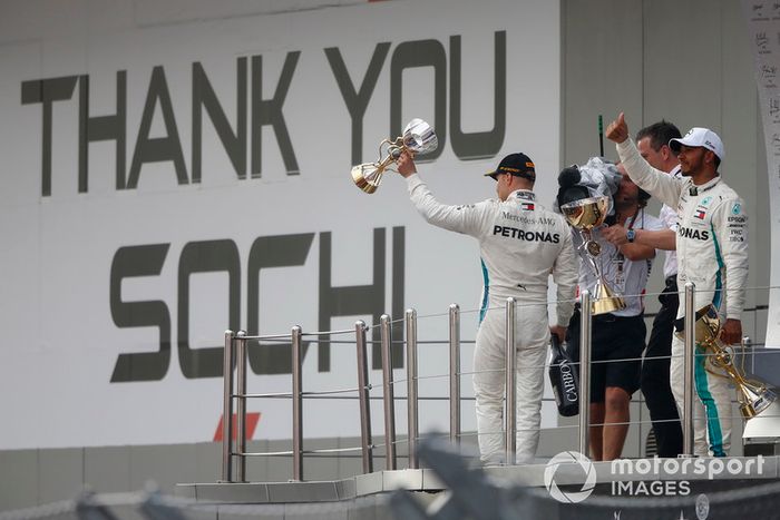 Podio: segundo lugar Valtteri Bottas, Mercedes AMG F1 y Lewis Hamilton, Mercedes AMG F1