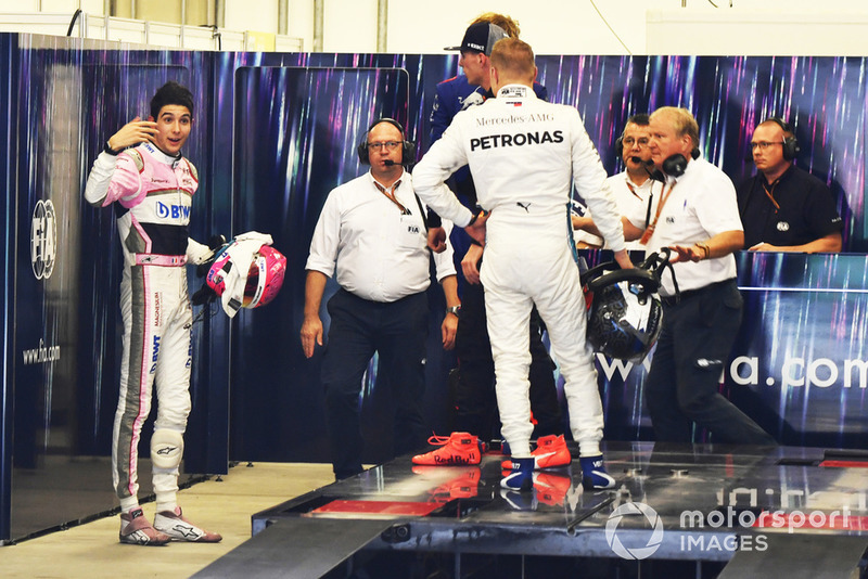 Max Verstappen, Red Bull Racing y Esteban Ocon, Racing Point Force India discuten en la sala de pesaje de la FIA ante la mirada de Bottas y Hartley