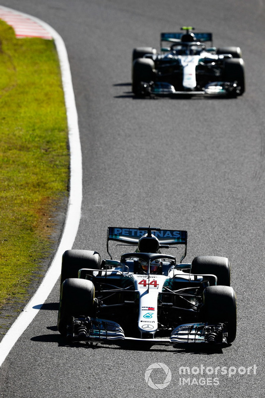 Lewis Hamilton, Mercedes AMG F1 W09, precede Valtteri Bottas, Mercedes AMG F1 W09