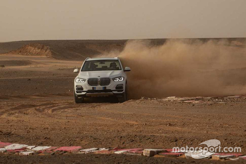 BMW X5 на пісочному треку Монці
