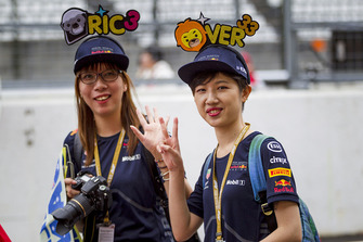 Daniel Ricciardo, Red Bull Racing and Max Verstappen, Red Bull Racing fans and hats
