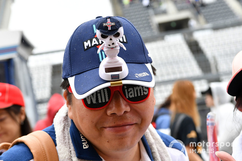 Williams F1 fan and hat