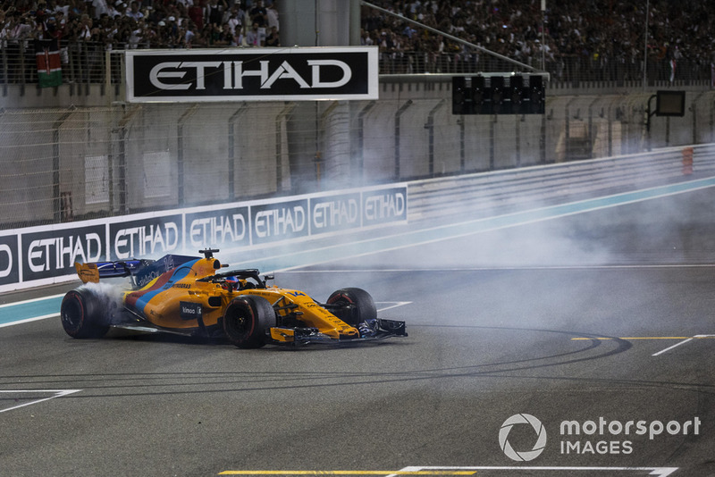 Fernando Alonso, McLaren MCL33 hace donas al final de la última carrera