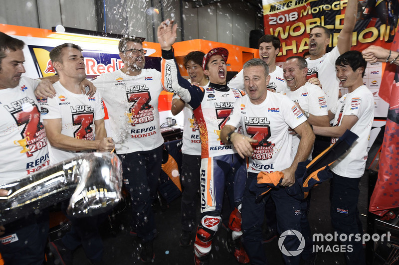 Чемпіон світу MotoGP 2018 року Марк Маркес, Repsol Honda Team, зі своєю командою