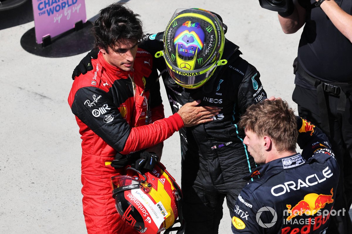 Lewis Hamilton, Mercedes-AMG, 3ª posición, Max Verstappen, Red Bull Racing, 1ª posición, Carlos Sainz, Ferrari, 2ª posición, se felicitan mutuamente en el Parc Ferme