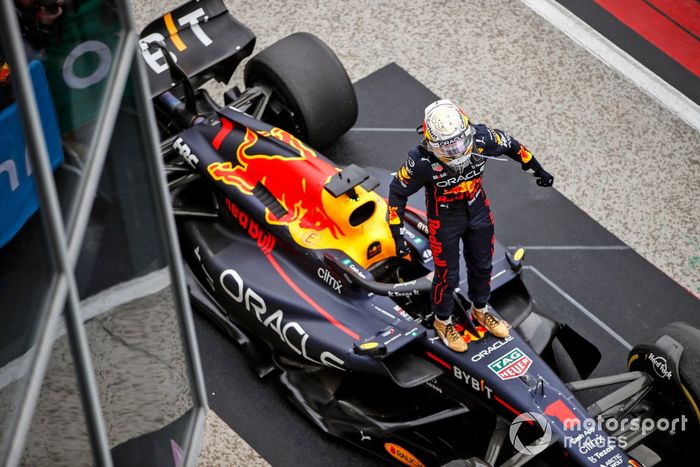 Max Verstappen, Red Bull Racing, 1ª posición, celebra su llegada al Parc Ferme