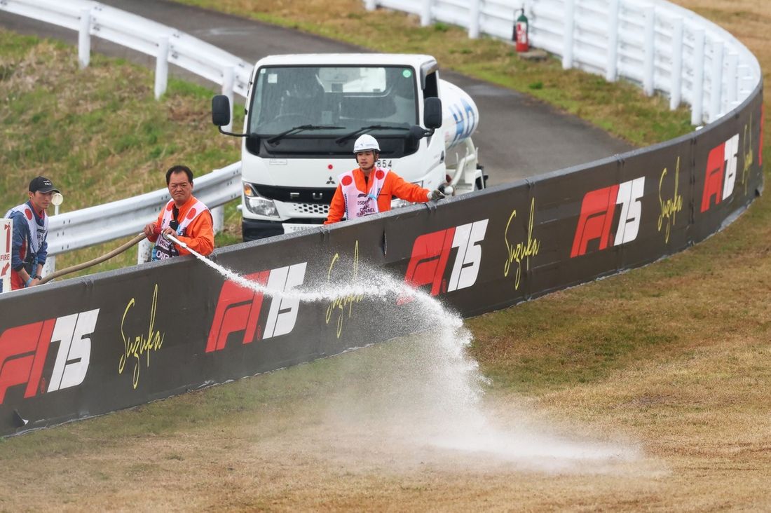 Los alguaciles humedecen la hierba 