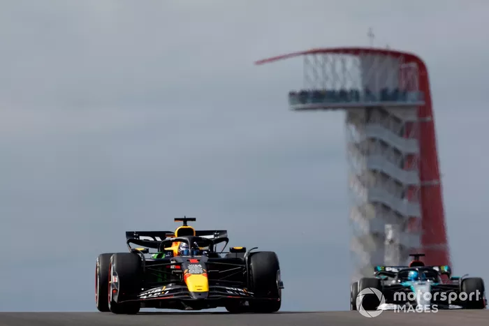 Max Verstappen, Red Bull Racing RB20, George Russell, Mercedes F1 W15