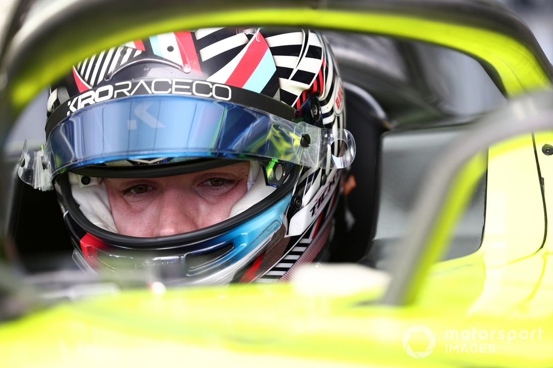 Dan Ticktum , Kiro Race Co se prepara para conducir el coche en el garaje