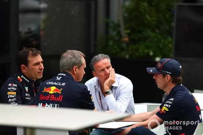 Max Verstappen, Red Bull Racing habla con su equipo y su manager
