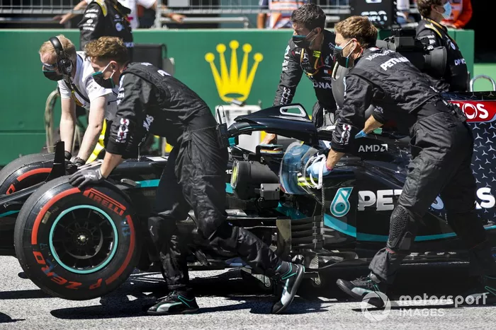 Mecánicos de Mercedes con el coche de Valtteri Bottas, Mercedes F1 W11 EQ Performance, en la parrilla