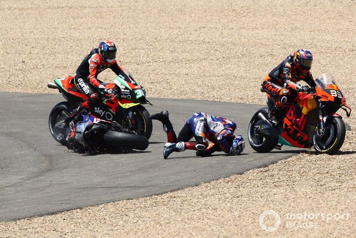 Miguel Oliveira, Red Bull KTM Tech 3 y Brad Binder, Red Bull KTM Factory Racing chocan en la primera curva