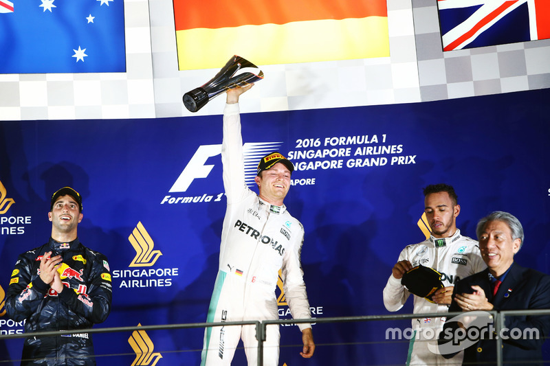 Il podio (da sx a dx): Daniel Ricciardo, Red Bull Racing, secondo; Nico Rosberg, Mercedes AMG F1, vincitore della gara; Lewis Hamilton, Mercedes AMG F1, terzo