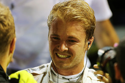Ganador de la carrera Nico Rosberg, Mercedes AMG F1 celebra en parc ferme