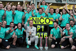 Победитель гонки - Нико Росберг, Mercedes AMG F1 празднует с командой