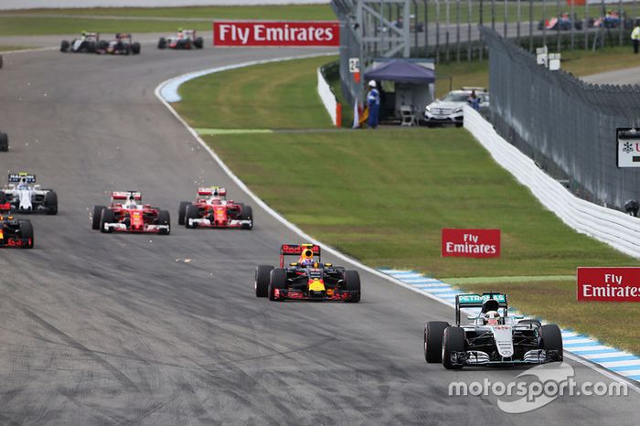 Lewis Hamilton, Mercedes AMG F1 W07 Hybrid líder e la carrera al inciio