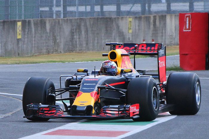 Sébastien Buemi, Red Bull Racing testing the new 2017 Pirelli tires