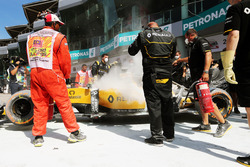 Nach Brand in der Boxengasse: das Auto von Kevin Magnussen, Renault Sport F1 Team RS16