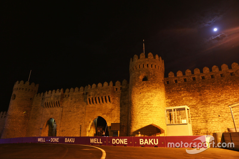 La ciudad de Bakú de noche