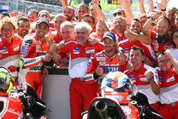 Sieger Andrea Iannone, Ducati Team; 2. Andrea Dovizioso, Ducati Team und Gigi Dall'Igna, Ducati Team