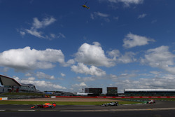 Max Verstappen, Red Bull Racing RB12 y Nico Rosberg, Mercedes AMG Petronas F1 W07