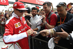 Kimi Raikkonen, Ferrari schreibt Autogramme für die Fans