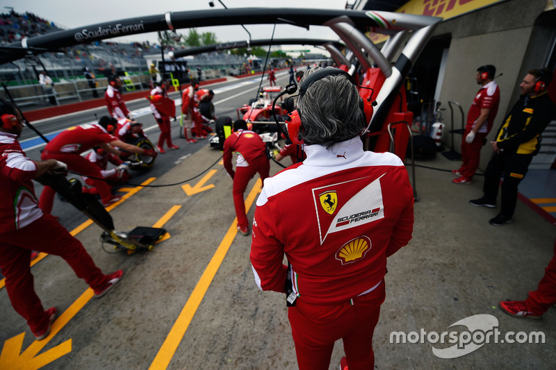 Maurizio Arrivabene, Team Principal Ferrari guarda Sebastian Vettel, Ferrari SF16-H in pitlane