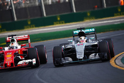 Lewis Hamilton, Mercedes AMG F1 Team W07, en Sebastian Vettel, Ferrari SF16-H, strijden om positie