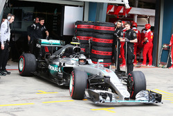 Нико Росберг, Mercedes AMG F1 Team W07 выезжает из гаража