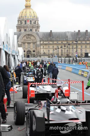 Atmosphere in the pitlane