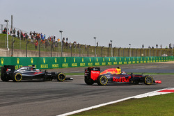 Даниил Квят, Red Bull Racing RB12 и Фернандо Алонсо, McLaren MP4-31 - борьба за позицию