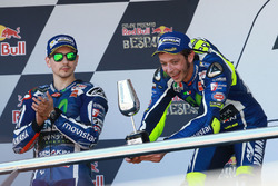 Podium: pemenang Valentino Rossi, Yamaha Factory Racing, peringkat kedua Jorge Lorenzo, Yamaha Facto