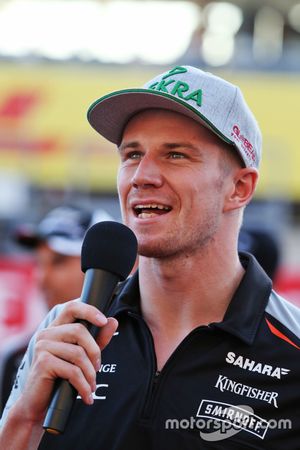 Nico Hulkenberg, Sahara Force India F1, salue les fans dans les tribunes