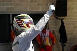 Lewis Hamilton, Mercedes AMG F1, célèbre sa pole position dans le parc fermé